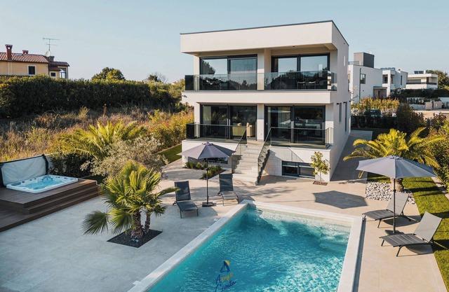 Lujosa villa spa de 3 dormitorios con piscina climatizada cerca de las playas