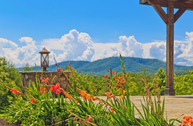 Luxurious 4-bedroom farmhouse nestled in the beautiful mountains of Marble, NC