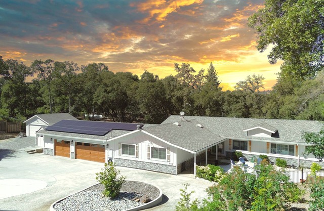 Luxurious 4-bedroom house on 4.4 acres in delightful Auburn