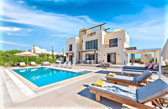 Luxurious 5-bedroom villa in gouna with WiFi, AC in phenomenal Red Sea
