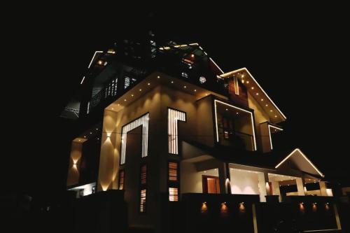 Luxurious 5000 SQFT Mansion with Modern Comforts And Spacious Elegance