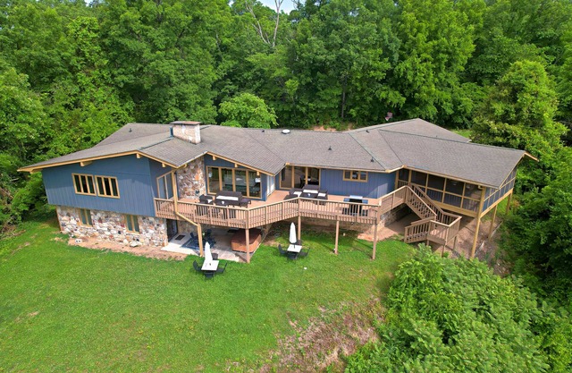 Luxurious 7 acre/7 bedroom/7 bath mountain estate.