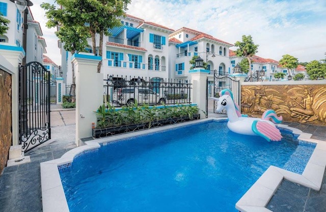 Luxurious 7 Bed Villa w/ Private Pool