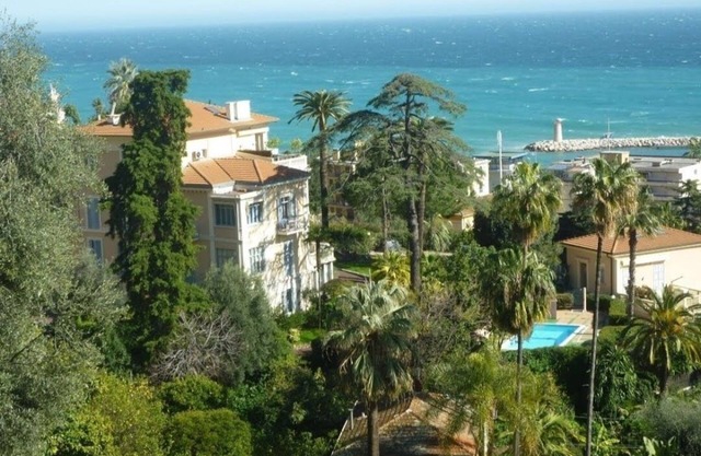 Lujoso apartamento en villa Belle Èpoque con vistas al mar