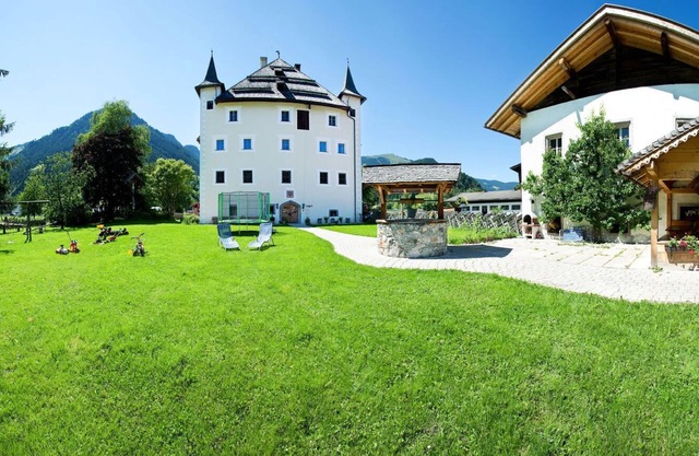 Castillo de 700 años: 2do piso entero con 4 apartamentos de 5 habitaciones.