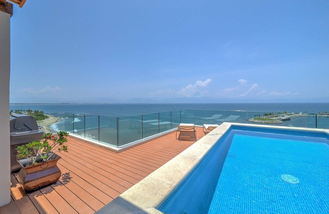 Lujoso ático frente a la playa! Vistas panorámicas, playa de arena blanca, piscina privada