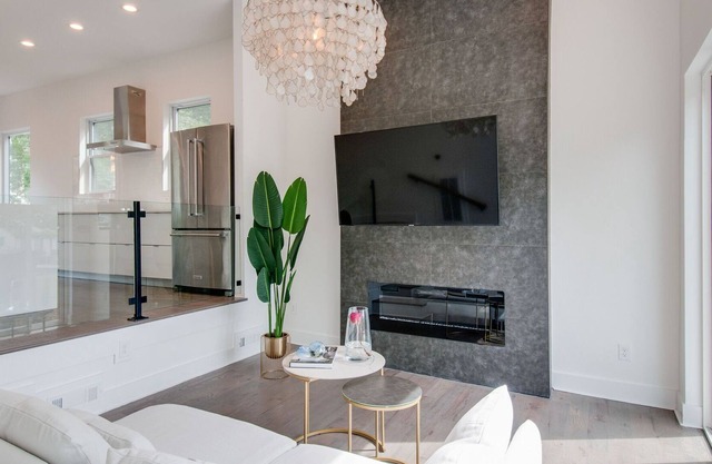 Luxurious brand new home 2 miles from Broadway!