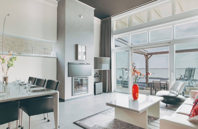 Detached villa on dyke at the IJsselmeer