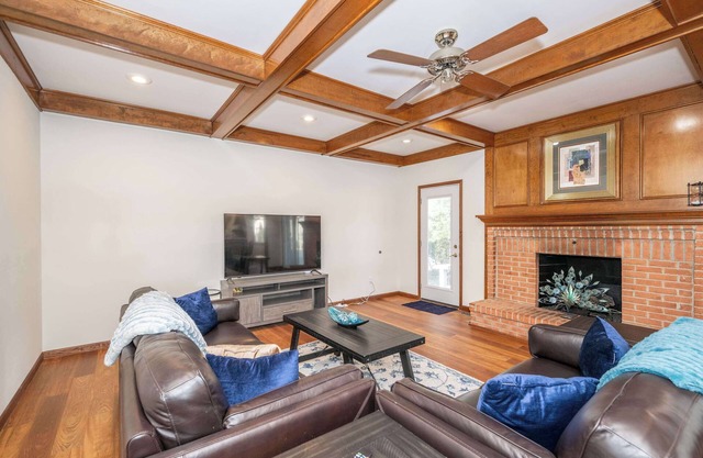 Luxurious Dream Home - For 10!