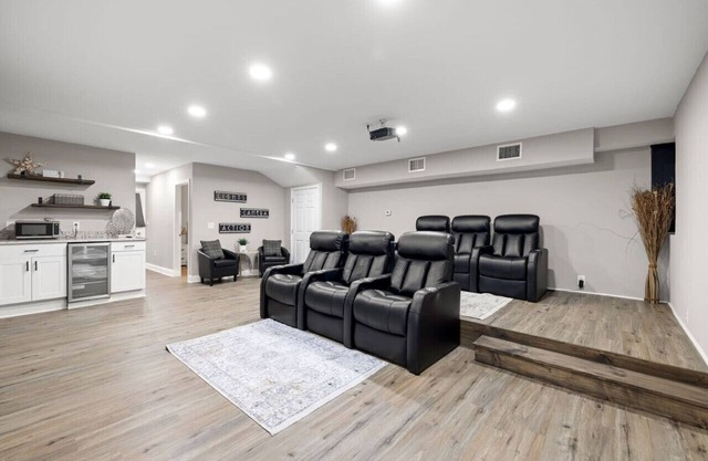 Luxurious Escape Sleeps 16 with Private Pool & Spa