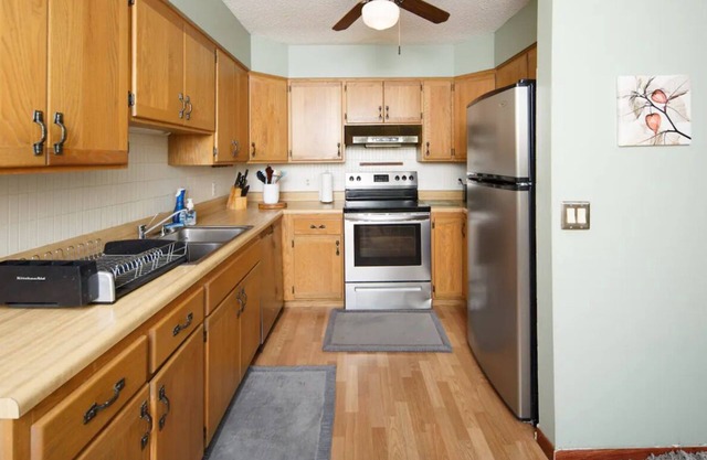 Luxurious Faimly-friendly Eatery,Walmart,JohnDeere World Headquarters&lot more.