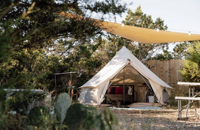 Luxurious glamping with a/c + hot tub and pool in Canyon Lake