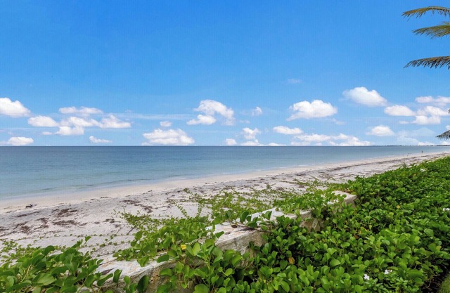 Luxurious Gulf Front 3BR home in Boca Grande Village, perfect for 6 guests - Large Private Pool