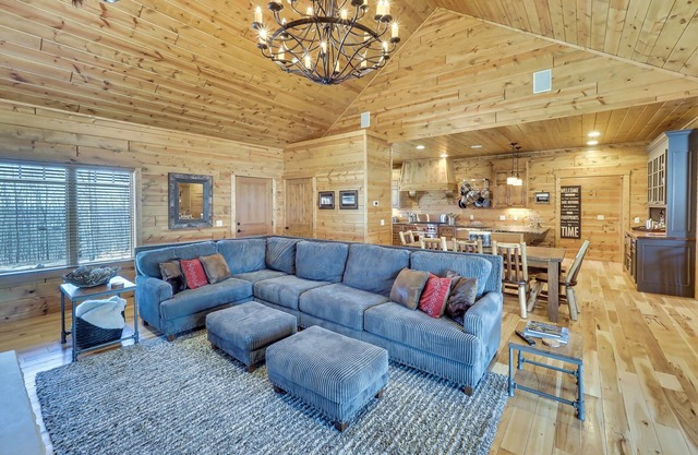 Luxurious Home in Boyne Mountain | Skybridge View | Ski-In/Ski-Out