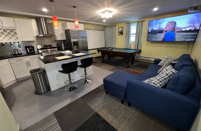 Luxurious home with jacuzzi with tv and pool table and