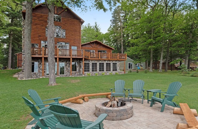 ¡NUEVO LISTADO! Lujosa, frente al lago, casa estilo cabaña con bar, muelle y vistas