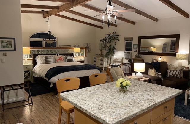 Lujoso Leucadia Studio, con Cal-King Bed, cerca de la playa!
