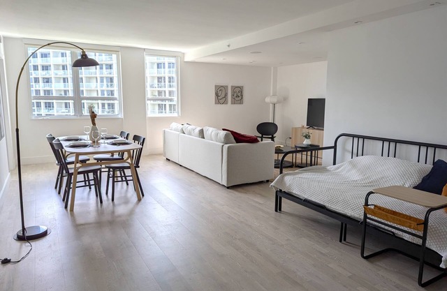 Luxurious Miami Condo, steps from South Beach: your resort-style oasis awaits!