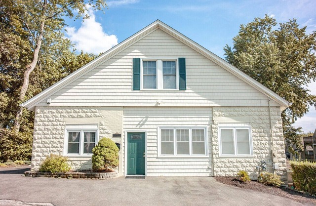 Luxurious-Modern feel w/custom features - AC, short walk to Shelton