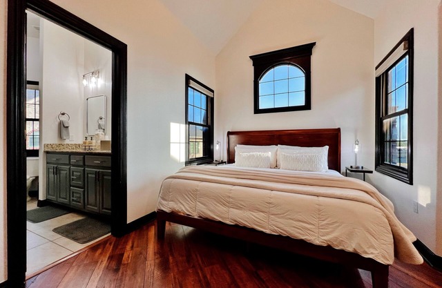 Luxurious Remodeled 2BR/3BED Bentonville NWA / Walmart HO Area