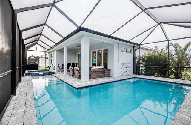 Luxurious Retreat 4BR/ 3.5 BA Heated pool/ spa