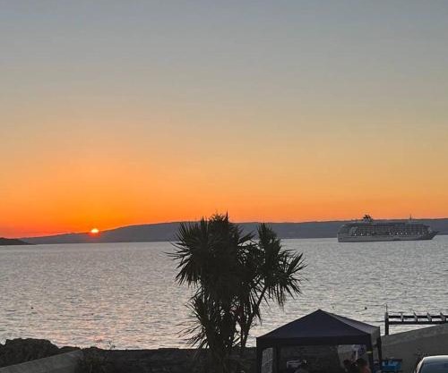 Luxurious Seaside Apartment