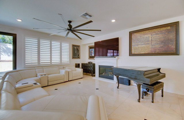 Luxurious & Spacious Family Duplex in Menifee!