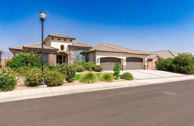 Luxurious & spacious house w/ private pool, expansive outdoor space