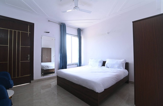 Luxurious & sustainable 3-bedroom apartment with AC,WiFi in Chattarpur,New Delhi