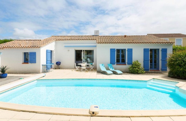 Luxurious villa only 3 5km from the beach