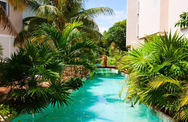 Condominio de lujo con piscina compartida, entretenimiento y jacuzzi privado, ¡cerca de la playa!