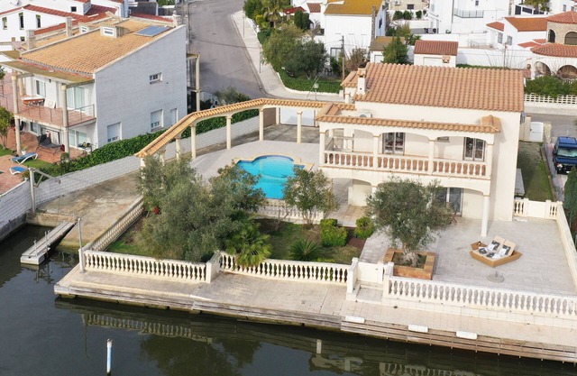 LUJOSA VILLA DE 300 M2 FRENTE AL MAR EN LA COSTA BRAVA