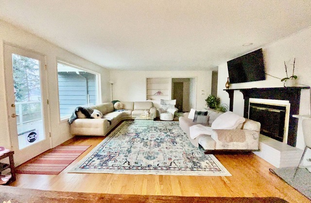 Luxury 180 degree Lake View N Mercer Island Home