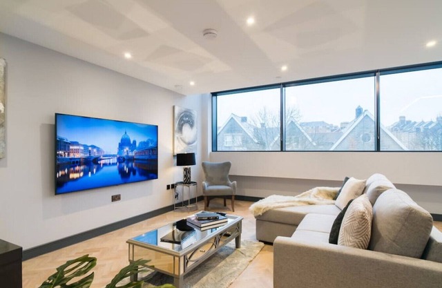 Luxury 2 Bed Duplex Apt w/Balcony, Gym & Parking