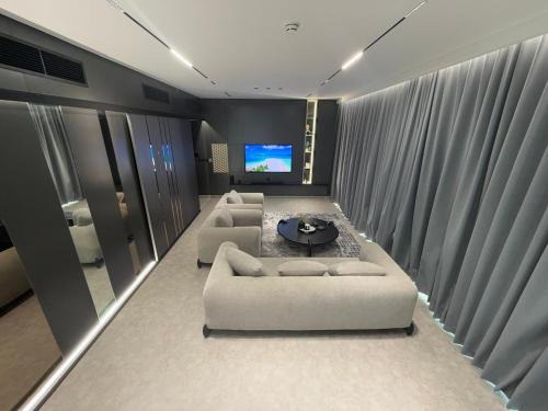 Luxury 2-Bed Flat, Prime Location, Burj View & World Highest Running Track