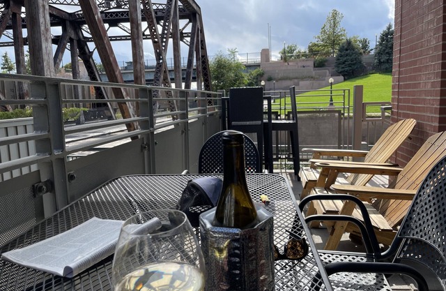 ¡Precio rebajado en septiembre! Condominio de lujo de 2 camas en el río Lodo. Buena ubicación.