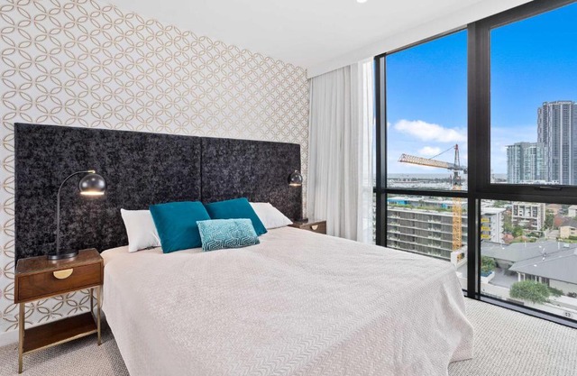 Luxury 2-Bedroom Apartment - Tryp Hotel