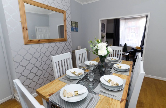 Lujosa casa adosada de 2 dormitorios junto a Bentley Motors.