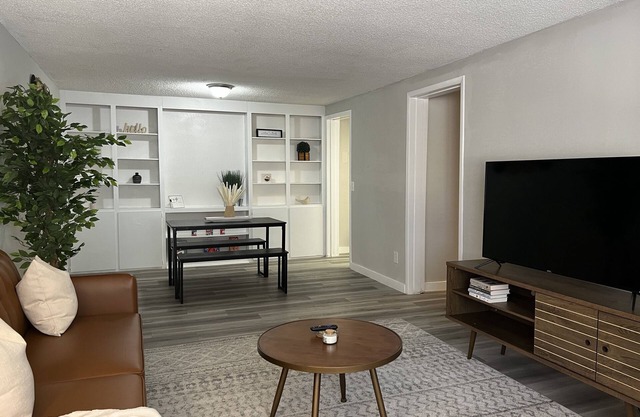 Luxury 2 bedroom Townhome in Atlanta, Ga~ Family sized with game room