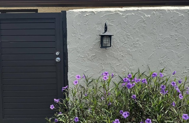 Luxury 2 BR / 2BA Cottage Style Condominium ~ Decorado profesionalmente