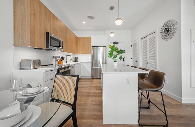 Luxury 2bd/2ba Next to the Airport 6234