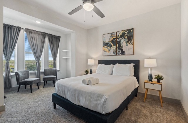 Luxury 2BD/2BA Next to Airport 8439