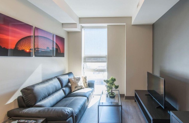 Luxury 2BR Apt with Skyline Views, GYM and Laundry