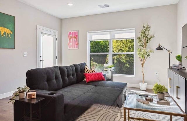 Luxury 2BR w/ Rooftop, Gym & King Beds – Columbus