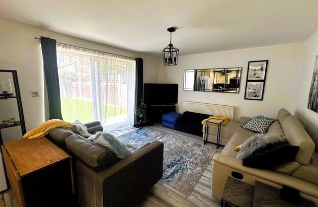 Luxury 3-Bed Ilford Modern Comfort & Elegance