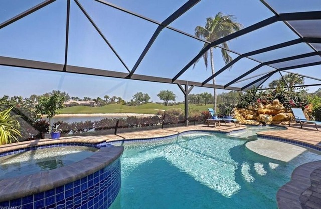 Casa de lujo de 3 habitaciones y 3 baños con piscina recientemente renovada y agregada al mercado.