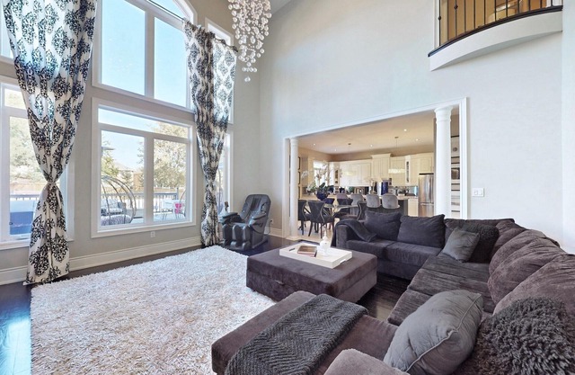 Luxury 3 Bedroom Family Home - w/ Free WiFi & Parking. 20mins from Downtown