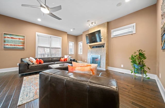 Luxury 3000 sq ft home minutes to Downtown Nashville, Lower Broadway & much more