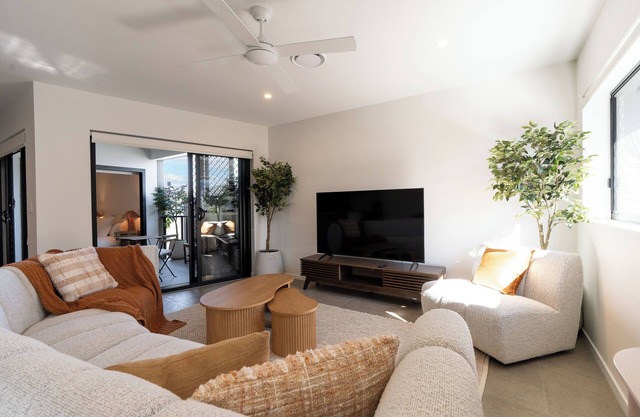 Luxury 2BD apartment mountain view free parking walking distance to shopping