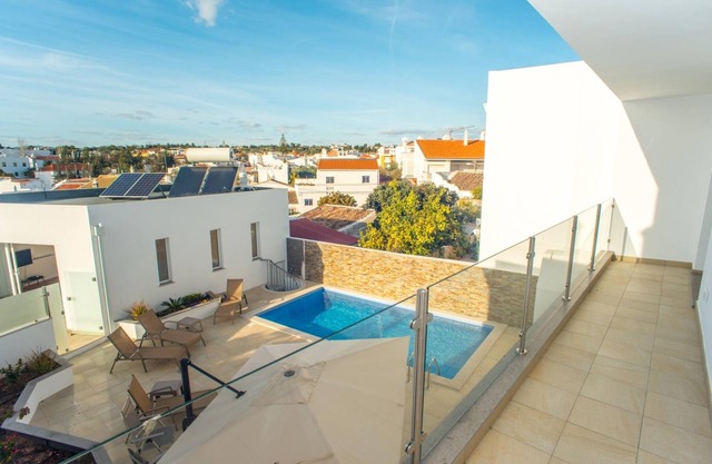 Casa de lujo de 4 dormitorios con piscina privada en el centro de la ciudad.